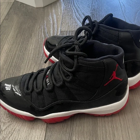 Jordan Athletic Shoes Black and Red - Picture 2 of 7